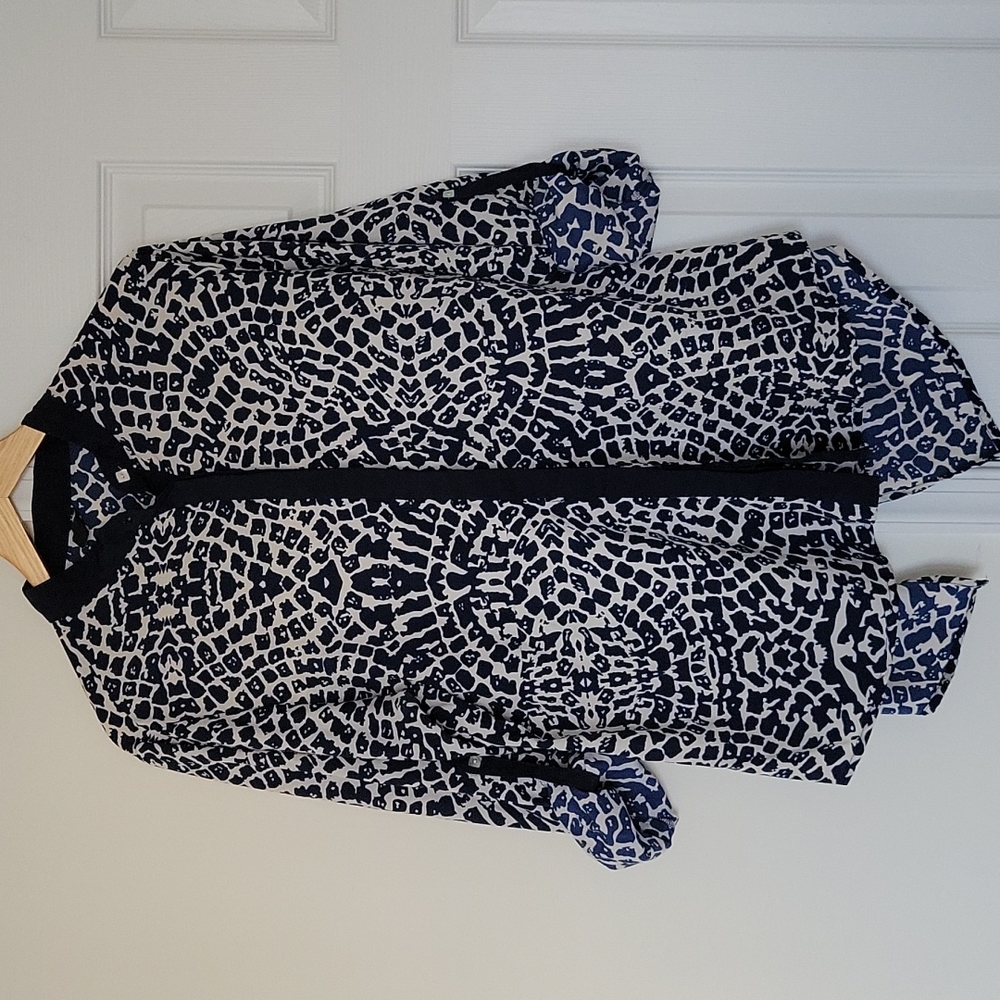 Misoka Blue and White split back abstract print top